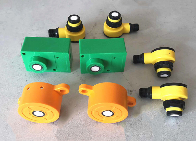 Kompakter Nicht -Kontakt -Ultraschallspiegelsensor zum Erkennen des Wasserstandes