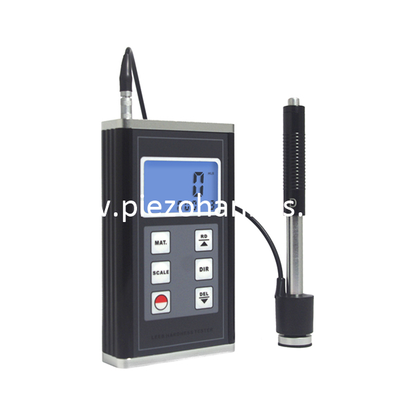 durch piezoelektrisch erzeugte piezoelektrische Spannung